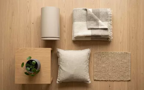 Flatlay-Arrangement rund um Luftreiniger zum Thema Dyson Purifier Hot+Cool Gen1, weiches Oberlicht - Foto: THN
