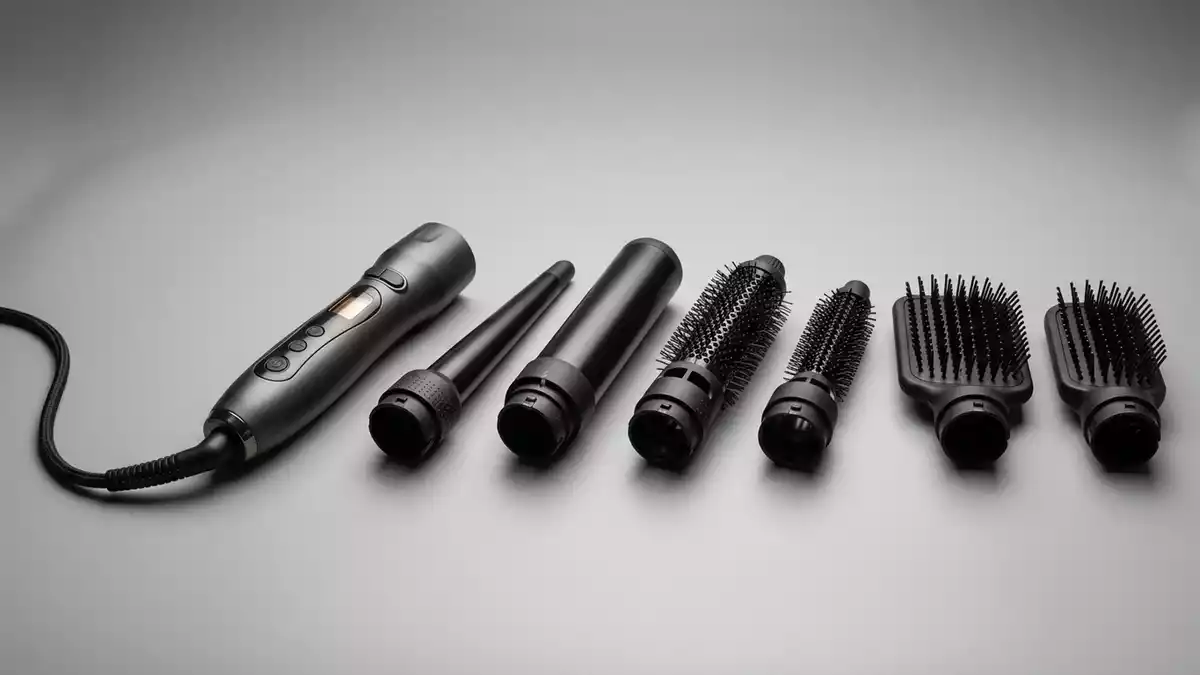 Fotorealistische Studioansicht von Haarstyler in neutraler Produktdarstellung, neutral