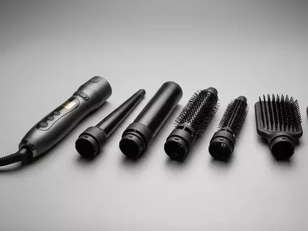 Fotorealistische Studioaufnahme von Haarstyler zum Thema Dyson Airwrap Multi-Styler Complete, klare Lichtfuehrung - Foto: THN