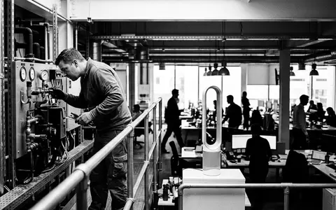 Schwarzweiss-Reportage mit Luftreiniger zum Thema Dyson Purifier Cool PC1, hoher Kontrast, sachlich dargestellt - Foto: THN