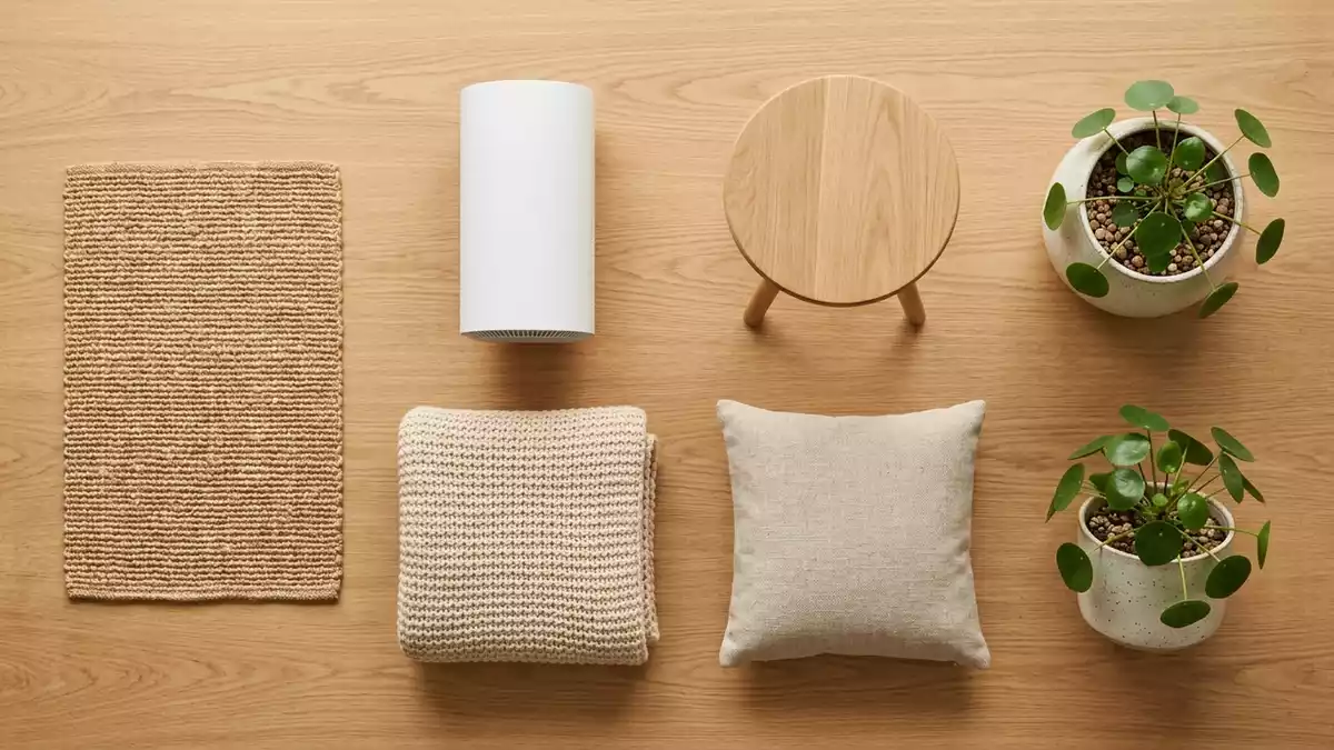 Flatlay-Arrangement rund um Luftreiniger mit passenden Requisiten von oben, neutral