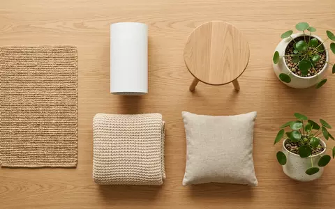 Flatlay-Arrangement rund um Luftreiniger zum Thema Dyson Purifier Hot+Cool HP1, weiches Oberlicht - Foto: THN