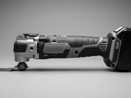 Fotorealistische Studioaufnahme von Akku Multifunktionswerkzeug zum Thema DeWalt DCS355D2 18V XR, klare Lichtfuehrung - Foto: THN