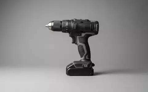 Fotorealistische Studioaufnahme von Akku Schlagbohrschrauber zum Thema DeWalt DCD796D2 18V XR, klare Lichtfuehrung - Foto: THN