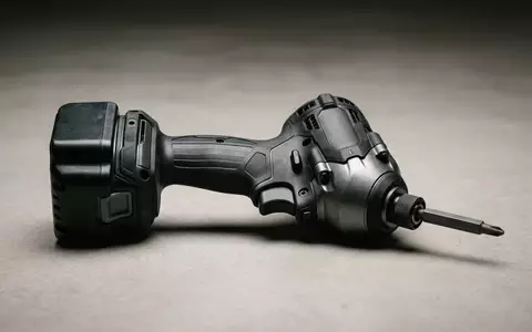 Fotorealistische Studioaufnahme von Akku Schlagschrauber zum Thema DeWalt DCF887D2 18V XR, klare Lichtfuehrung - Foto: THN