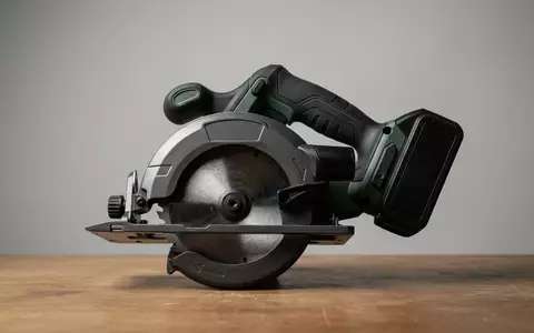 Fotorealistische Studioaufnahme von Akku Kreissaege zum Thema DeWalt DCS391D2 18V XR, klare Lichtfuehrung - Foto: THN