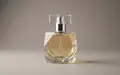 Fotorealistische Studioaufnahme von Parfuem zum Thema Dior J'adore Eau de, klare Lichtfuehrung - Foto: THN