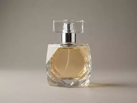 Fotorealistische Studioaufnahme von Parfuem zum Thema Dior J'adore Eau de, klare Lichtfuehrung - Foto: THN
