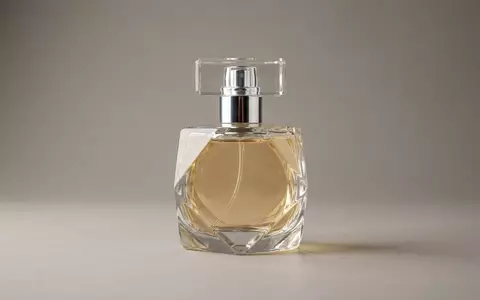 Fotorealistische Studioaufnahme von Parfuem zum Thema Dior J'adore Eau de, klare Lichtfuehrung - Foto: THN