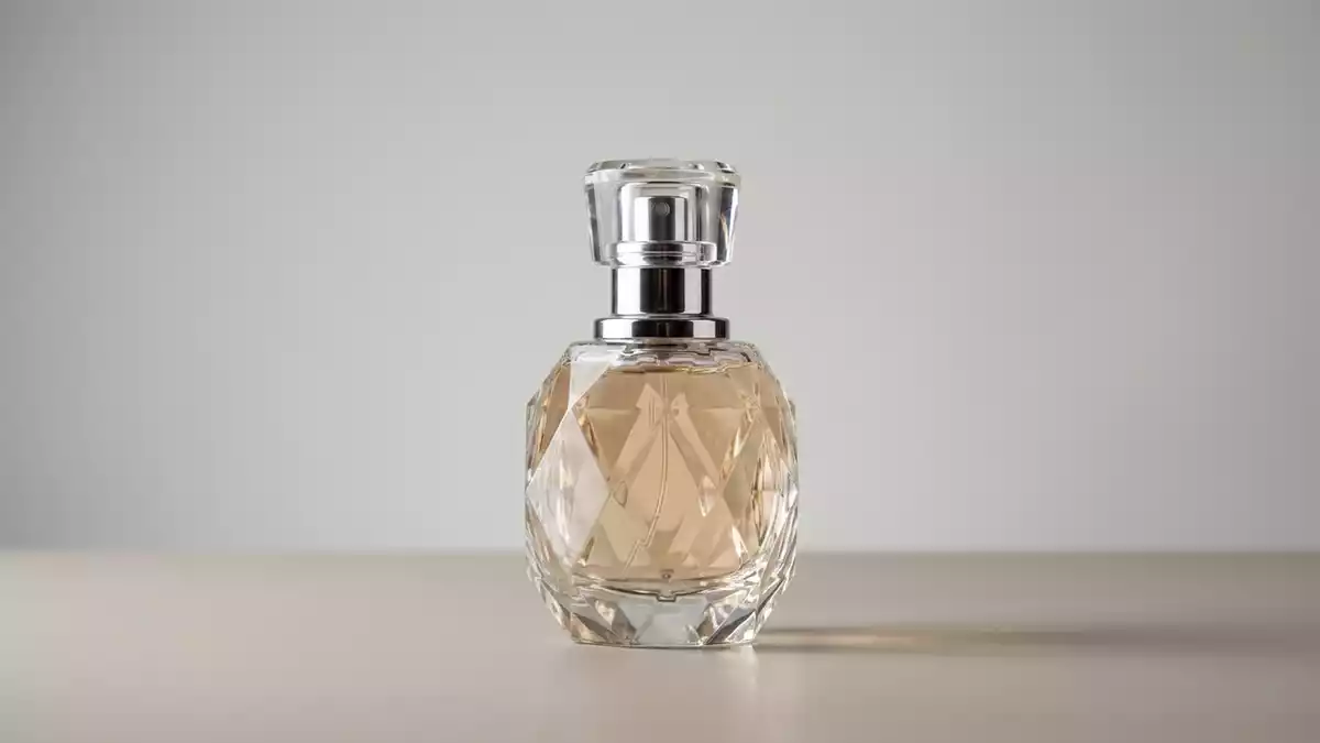 Fotorealistische Studioansicht von Parfuem in neutraler Produktdarstellung, neutral