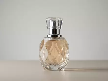 Fotorealistische Studioaufnahme von Parfuem zum Thema Dior Poison Girl EdP, klare Lichtfuehrung - Foto: THN