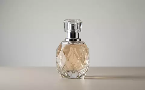 Fotorealistische Studioaufnahme von Parfuem zum Thema Dior Poison Girl EdP, klare Lichtfuehrung - Foto: THN