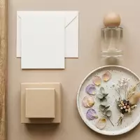 Flatlay-Arrangement rund um Parfuem zum Thema Dior Poison Girl EdP, weiches Oberlicht - Foto: THN