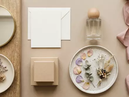 Flatlay-Arrangement rund um Parfuem zum Thema Dior Poison Girl EdP, weiches Oberlicht - Foto: THN