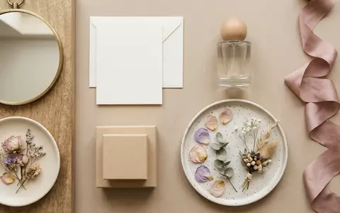 Flatlay-Arrangement rund um Parfuem zum Thema Dior Poison Girl EdP, weiches Oberlicht - Foto: THN