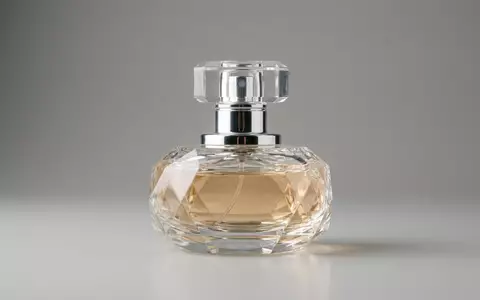 Fotorealistische Studioaufnahme von Parfuem zum Thema Dior Miss Dior Blooming, klare Lichtfuehrung - Foto: THN