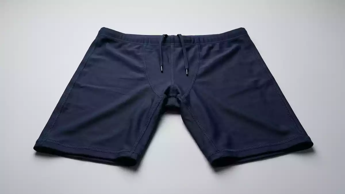 Fotorealistische Studioansicht von Schwimmhose in neutraler Produktdarstellung