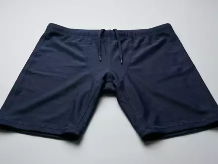 Fotorealistische Studioaufnahme von Schwimmhose zum Thema BlueSeventy Herren Sprint Jammer, klare Lichtfuehrung - Foto: THN