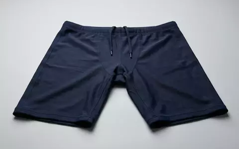 Fotorealistische Studioaufnahme von Schwimmhose zum Thema BlueSeventy Herren Sprint Jammer, klare Lichtfuehrung - Foto: THN
