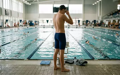 Fotorealistische Aufnahme von Schwimmhose im Hallenbad zum Thema BlueSeventy Herren Sprint Jammer, natuerliches Licht - Foto: THN