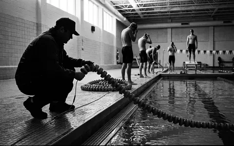 Schwarzweiss-Reportage mit Schwimmhose zum Thema BlueSeventy Herren Sprint Jammer, hoher Kontrast, sachlich dargestellt - Foto: THN