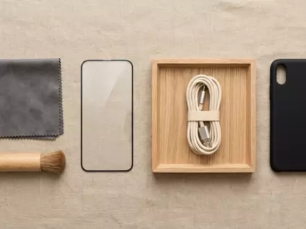 Flatlay-Arrangement rund um Displayschutzglas zum Thema amFilm Panzerglas Samsung Galaxy, weiches Oberlicht - Foto: THN
