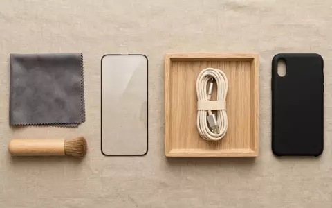 Flatlay-Arrangement rund um Displayschutzglas zum Thema amFilm Panzerglas Samsung Galaxy, weiches Oberlicht - Foto: THN