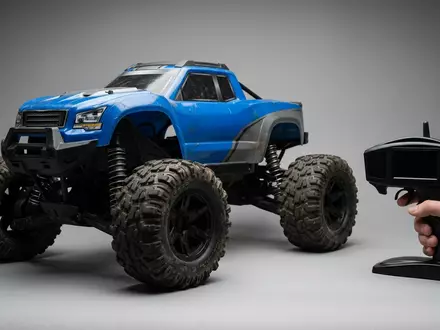 Fotorealistische Studioaufnahme von Ferngesteuerter Truck zum Thema Amewi RC Truck Ferngesteuerter, klare Lichtfuehrung - Foto: THN