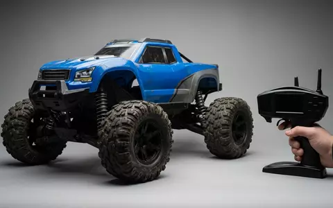 Fotorealistische Studioaufnahme von Ferngesteuerter Truck zum Thema Amewi RC Truck Ferngesteuerter, klare Lichtfuehrung - Foto: THN