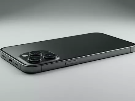 Fotorealistische Studioaufnahme von Smartphone zum Thema Samsung Galaxy S24 FE, klare Lichtfuehrung - Foto: THN
