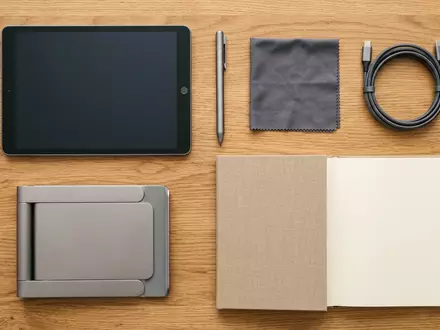 Flatlay-Arrangement rund um Tablet zum Thema Samsung Galaxy Tab S9, weiches Oberlicht - Foto: THN