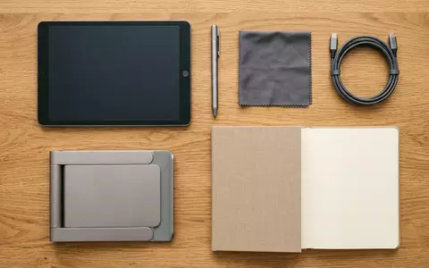 Flatlay-Arrangement rund um Tablet zum Thema Samsung Galaxy Tab S9, weiches Oberlicht - Foto: THN
