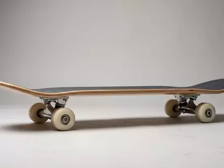 Fotorealistische Studioaufnahme von Skateboard zum Thema Santa Cruz Screaming Hand, klare Lichtfuehrung - Foto: THN