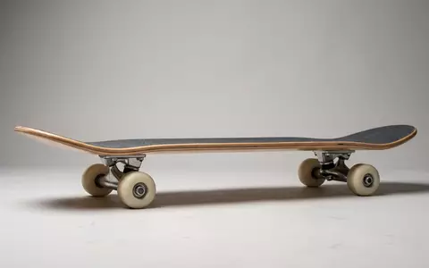 Fotorealistische Studioaufnahme von Skateboard zum Thema Santa Cruz Screaming Hand, klare Lichtfuehrung - Foto: THN
