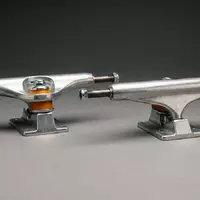 Fotorealistische Studioaufnahme von Skateboard-Achsen zum Thema Independent Truck Co. Stage, klare Lichtfuehrung - Foto: THN