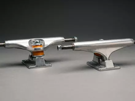 Fotorealistische Studioaufnahme von Skateboard-Achsen zum Thema Independent Truck Co. Stage, klare Lichtfuehrung - Foto: THN