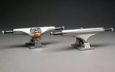 Fotorealistische Studioaufnahme von Skateboard-Achsen zum Thema Independent Truck Co. Stage, klare Lichtfuehrung - Foto: THN