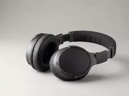 Fotorealistische Studioaufnahme von Over-Ear-Kopfhoerer zum Thema Sony WH-1000XM6 Kopfhörer, klare Lichtfuehrung, sachlich dargestellt - Foto: THN