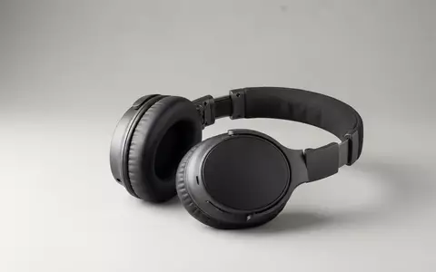 Fotorealistische Studioaufnahme von Over-Ear-Kopfhoerer zum Thema Sony WH-1000XM6 Kopfhörer, klare Lichtfuehrung, sachlich dargestellt - Foto: THN