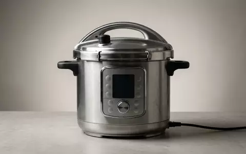 Fotorealistische Studioaufnahme von Multikocher zum Thema Instant Pot Pro 10-in-1, klare Lichtfuehrung - Foto: THN