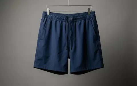 Fotorealistische Studioaufnahme von Badeshorts zum Thema Zoggs Herren Penrith 17, klare Lichtfuehrung - Foto: THN