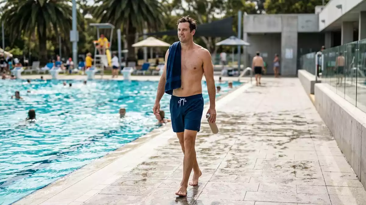 Fotorealistische Ansicht von Badeshorts am Pool in realer Umgebung, sachlich dargestellt
