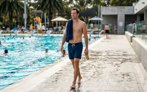 Fotorealistische Aufnahme von Badeshorts am Pool zum Thema Zoggs Herren Penrith 17, natuerliches Licht - Foto: THN