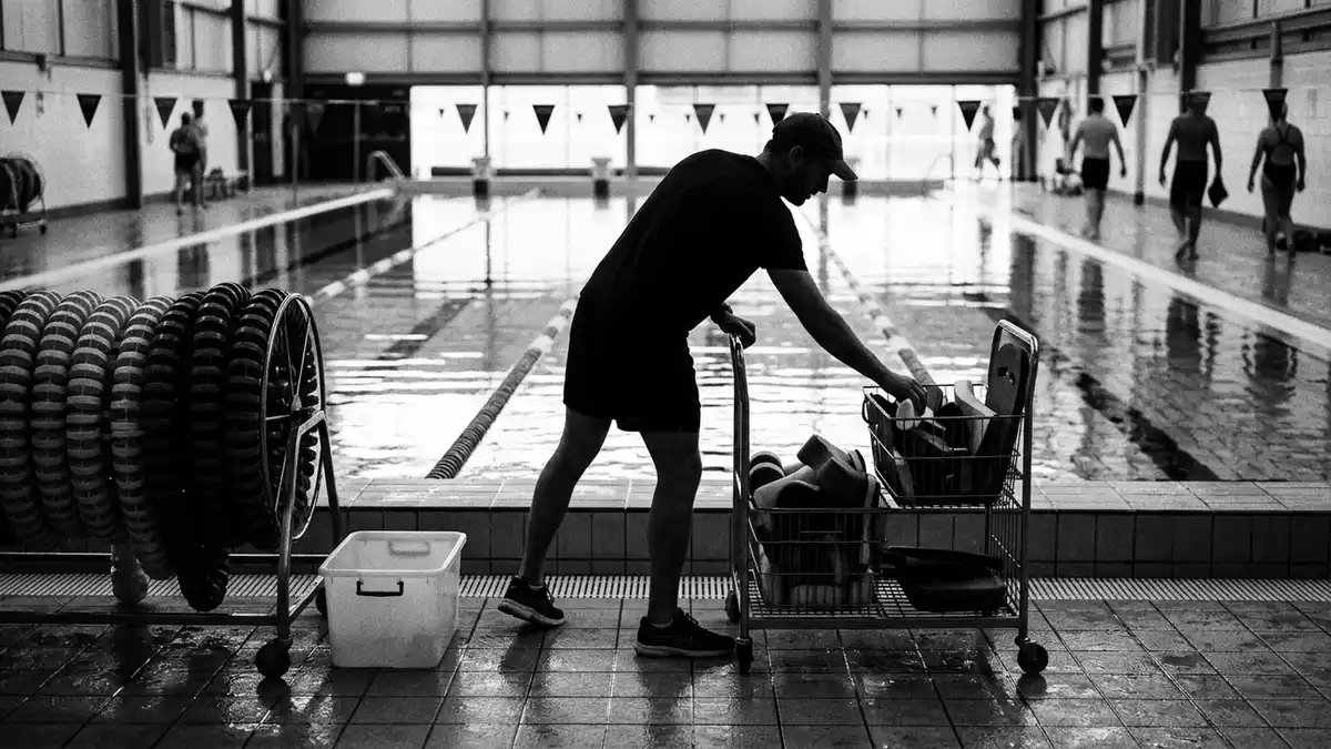 Schwarzweiss-Reportagebild mit Badeshorts in dokumentarischer Arbeitsumgebung, neutral