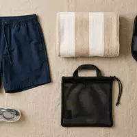 Flatlay-Arrangement rund um Badeshorts zum Thema Zoggs Herren Penrith 17, weiches Oberlicht - Foto: THN
