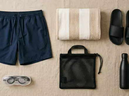 Flatlay-Arrangement rund um Badeshorts zum Thema Zoggs Herren Penrith 17, weiches Oberlicht - Foto: THN