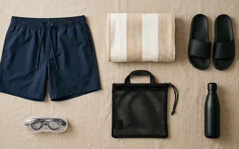 Flatlay-Arrangement rund um Badeshorts zum Thema Zoggs Herren Penrith 17, weiches Oberlicht - Foto: THN