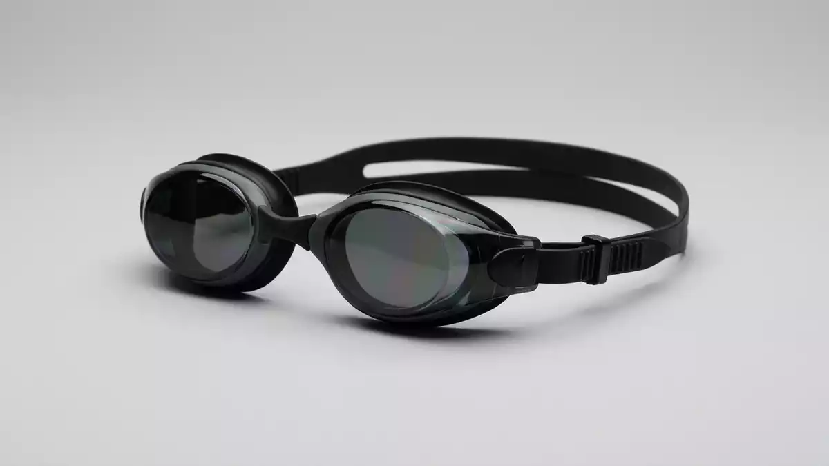 Fotorealistische Studioansicht von Schwimmbrille in neutraler Produktdarstellung