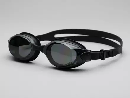 Fotorealistische Studioaufnahme von Schwimmbrille zum Thema Zoggs Predator Flex Polarisierte, klare Lichtfuehrung - Foto: THN