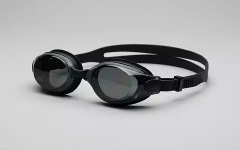 Fotorealistische Studioaufnahme von Schwimmbrille zum Thema Zoggs Predator Flex Polarisierte, klare Lichtfuehrung - Foto: THN